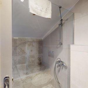 Zimmer mit Kingsize-Bett im Dachgeschoss